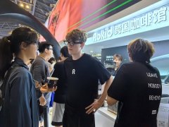 很多参不雅者正在可灵AI展位测验考试“本人当导